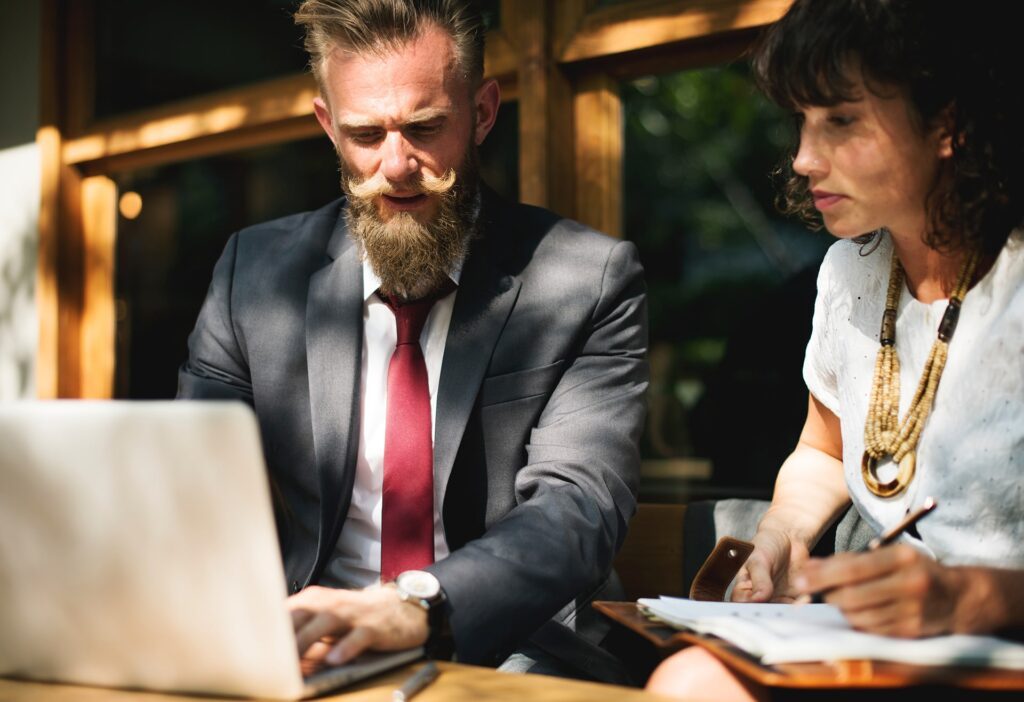 asesoría laboral, hombre y mujer trabajando juntos