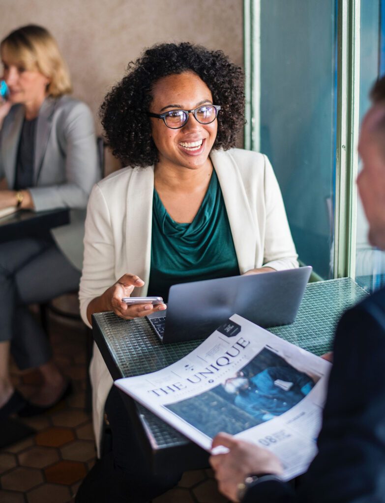 Málaga, optimización fiscal - Hombre y mujer en una cafetería